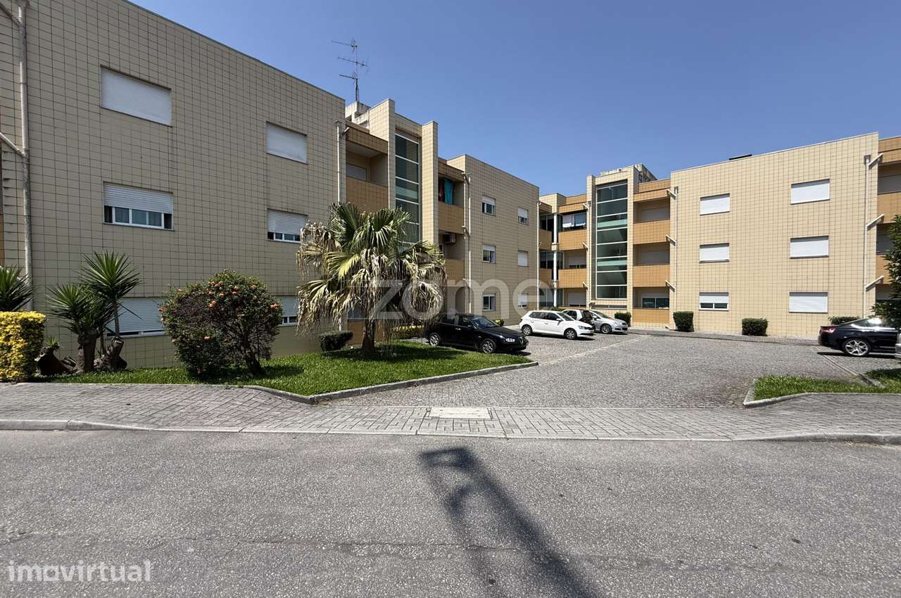 Arrendamento - Apartamento T3 com Garagem Fechada - Grande imagem: 2/25