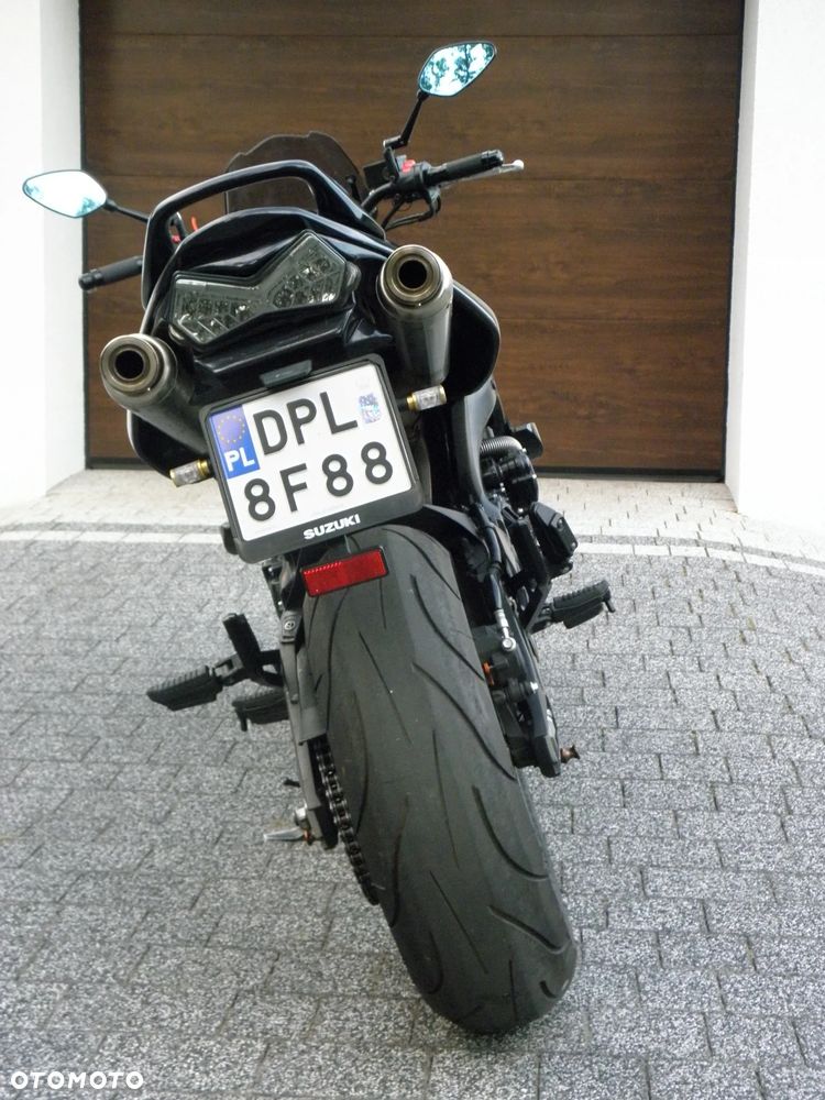 Suzuki GSR - 8