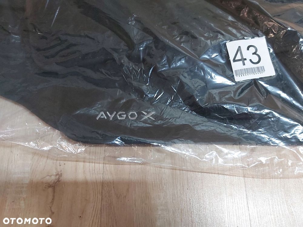 Toyota AYGO X CROSS dywanik wycieraczka komplet NOWE 58500-YYC30 - 5