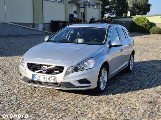 Volvo V60 D5 AWD Geartronic Summum - 1