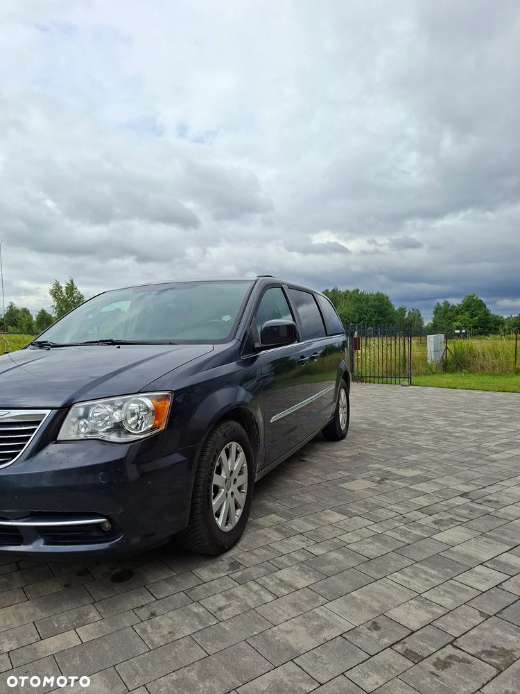 Chrysler Town & Country - 3