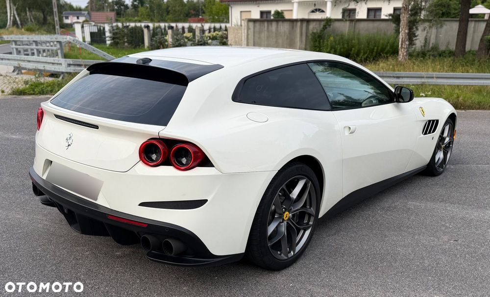Ferrari GTC4Lusso - 8