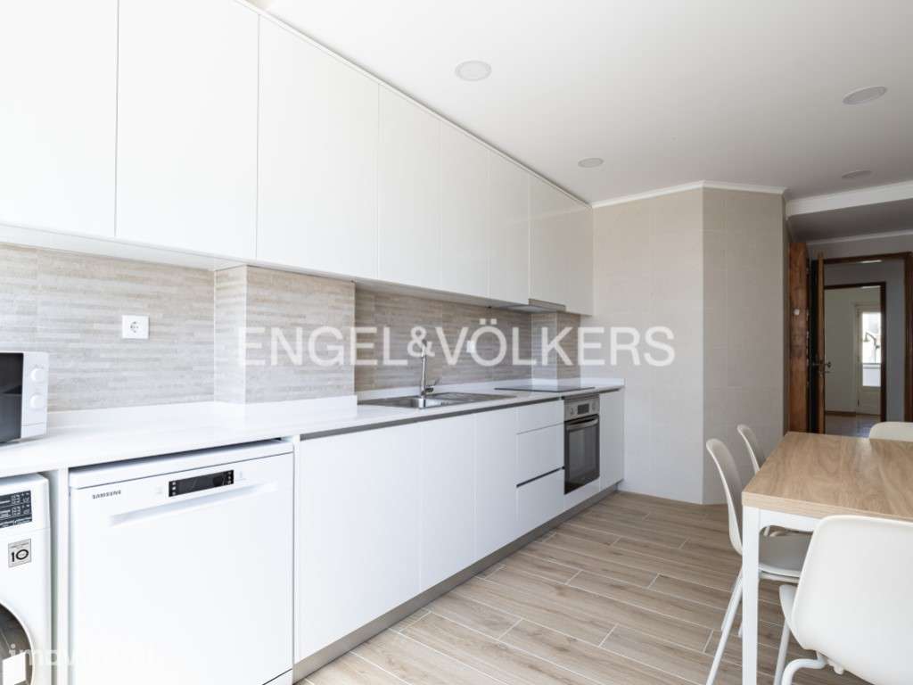Apartamento com 5 Assoalhadas Mobiladas no Bairro Sta Cruz de Benfica - Grande imagem: 5/27