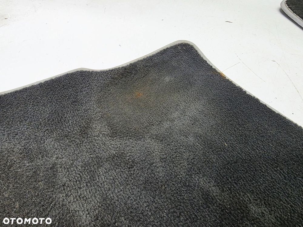 DYWAN DYWANIKI MATERIAŁ WELUR AUDI Q5 8R 8R0061276 8R1061275 - 8