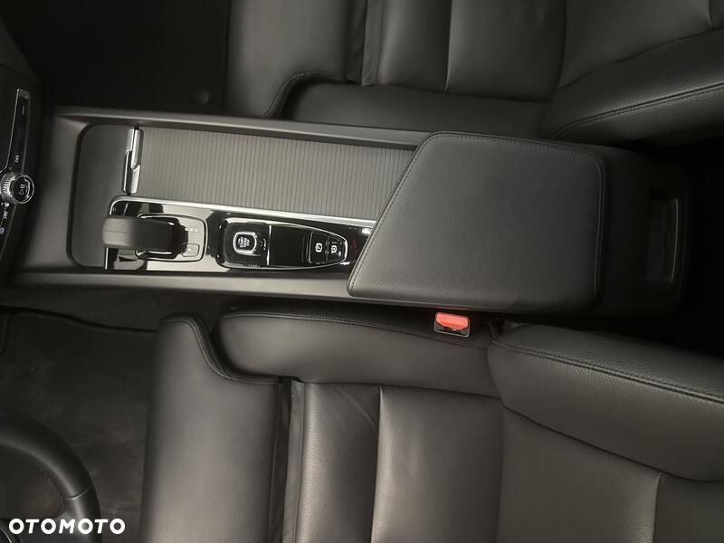 Volvo XC 60 B4 D AWD Momentum Pro - 18