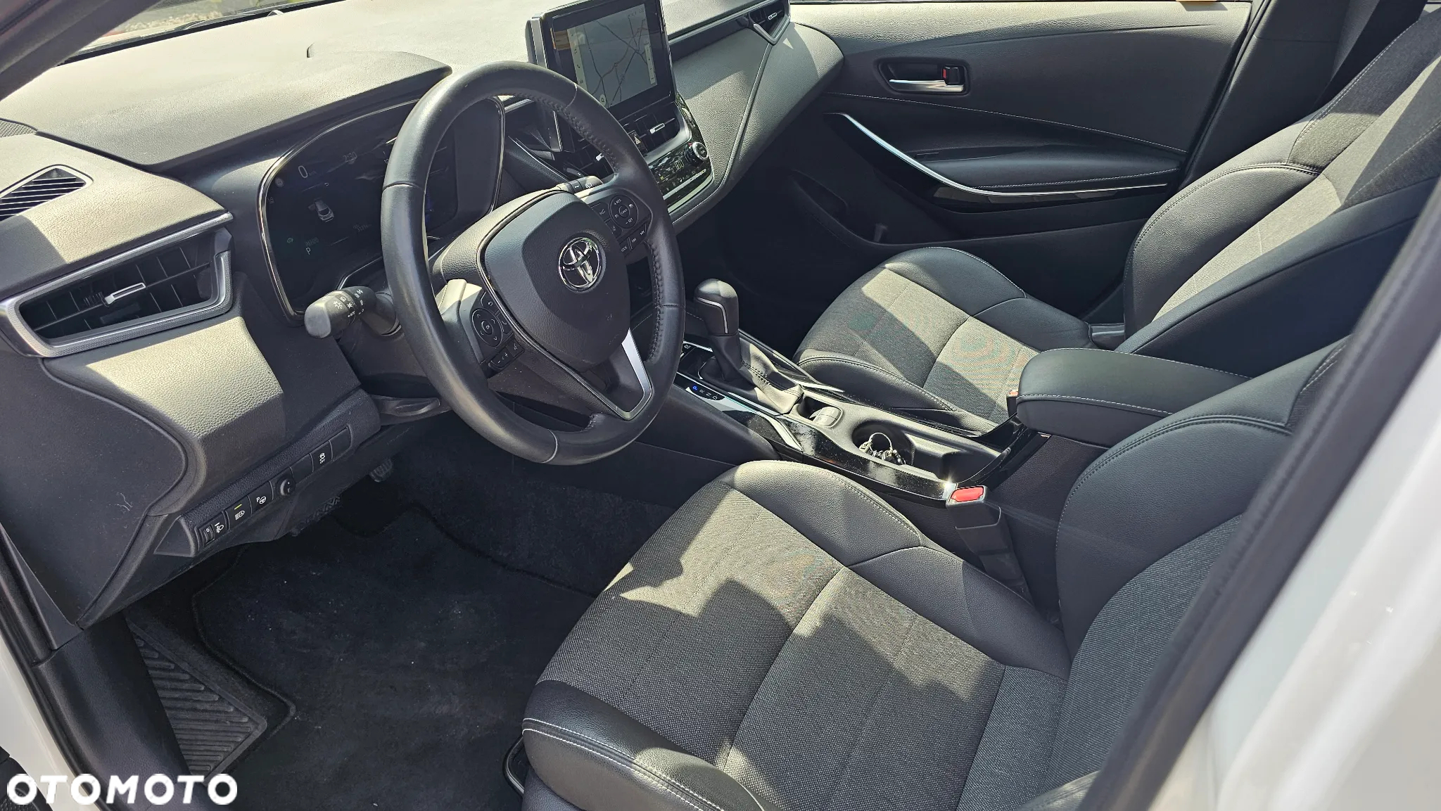 Toyota Corolla 1.8 Hybrid Black&White - 10