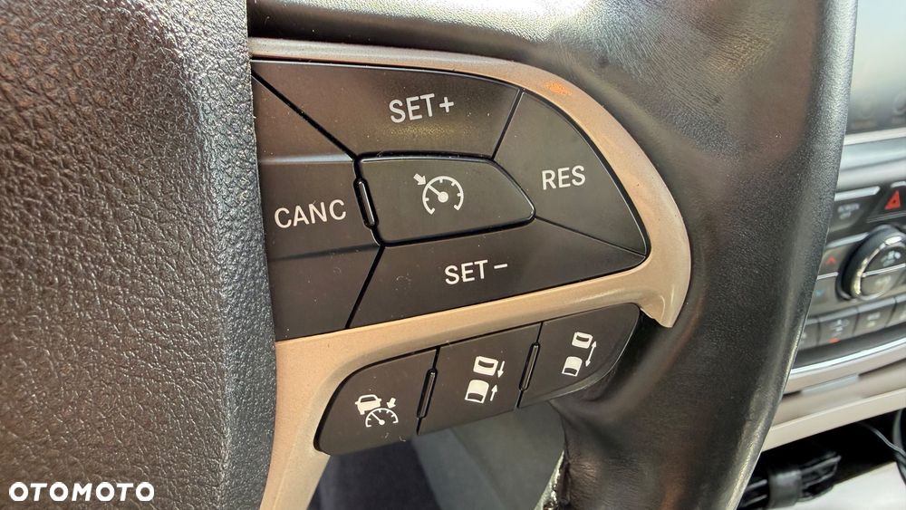 Jeep Grand Cherokee - 23