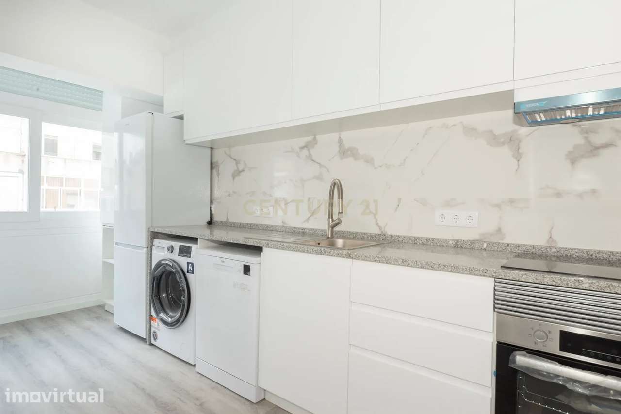 T2 totalmente remodelado com cozinha independente no centro de almada - Grande imagem: 2/21