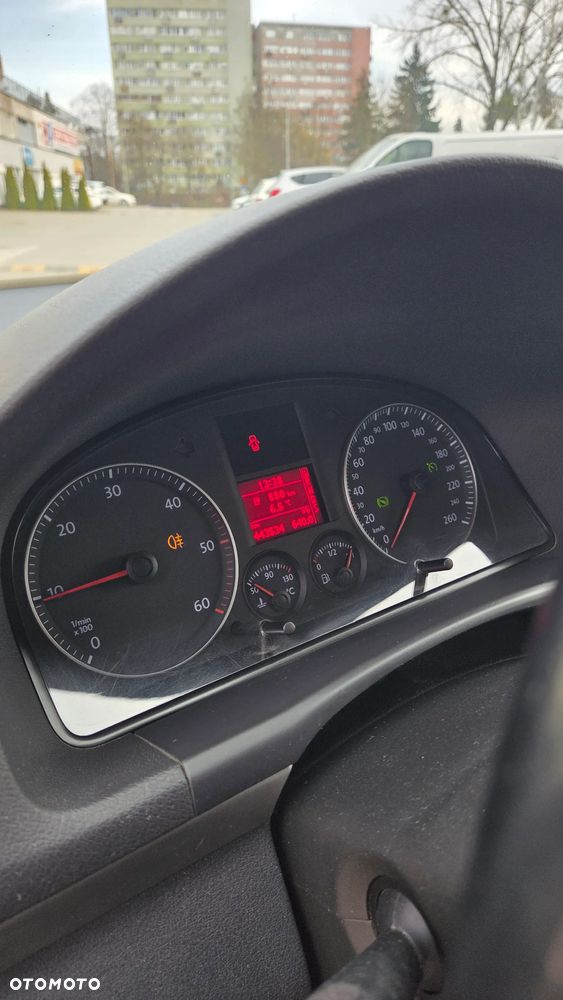 Volkswagen Touran 2.0 TDI Trendline DSG - 13