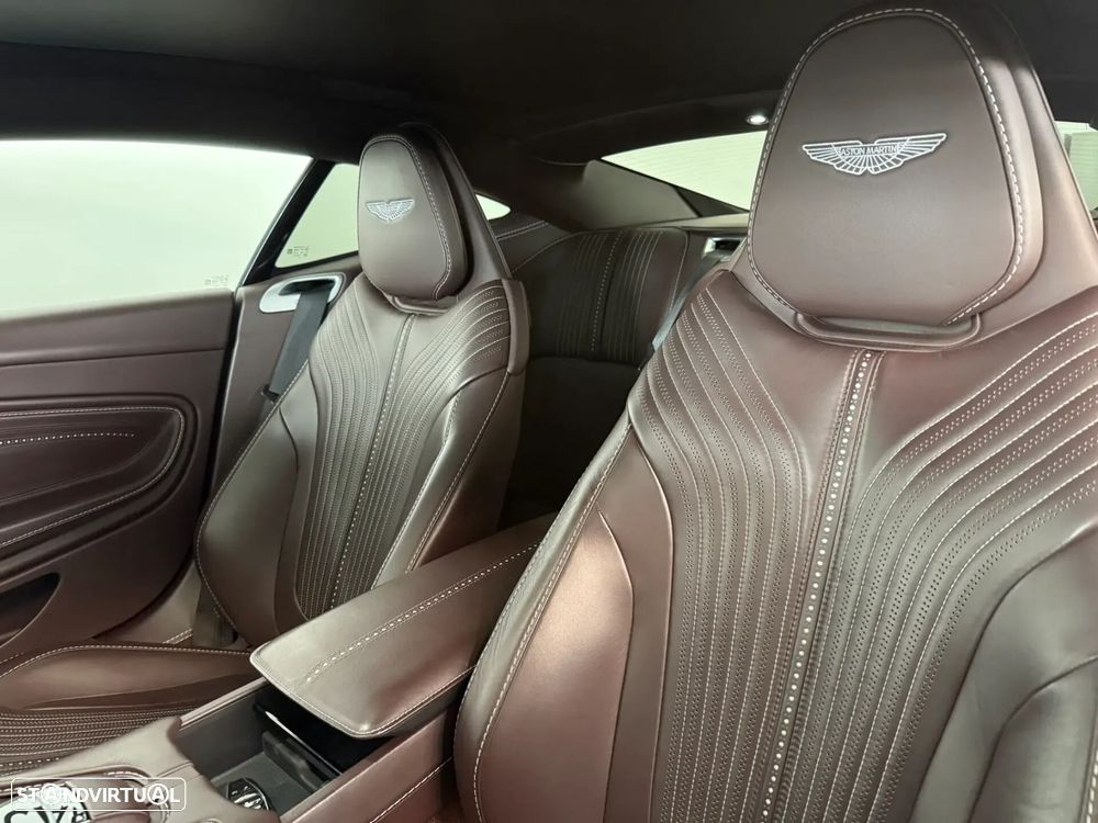 Aston Martin DB11 Coupé - 29