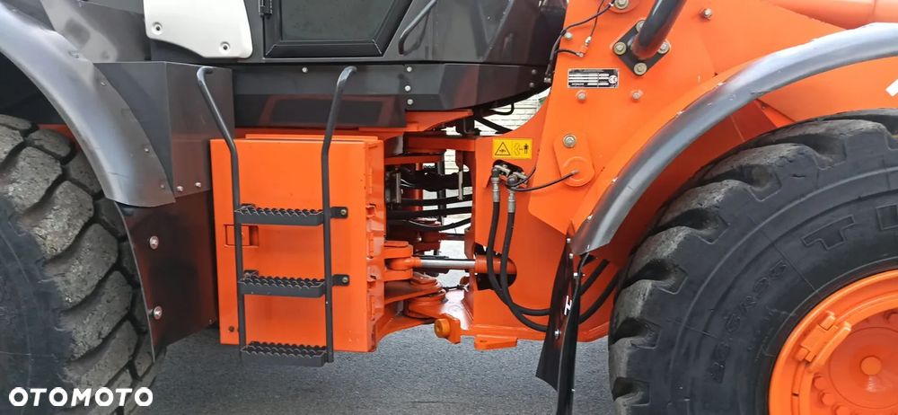 Hitachi ZW220-6 - 12