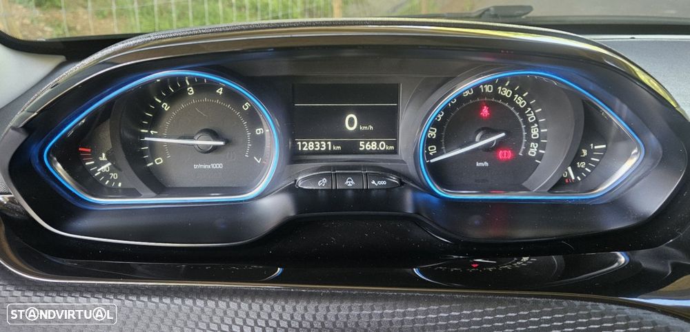 Peugeot 2008 1.2 PureTech Allure - 17