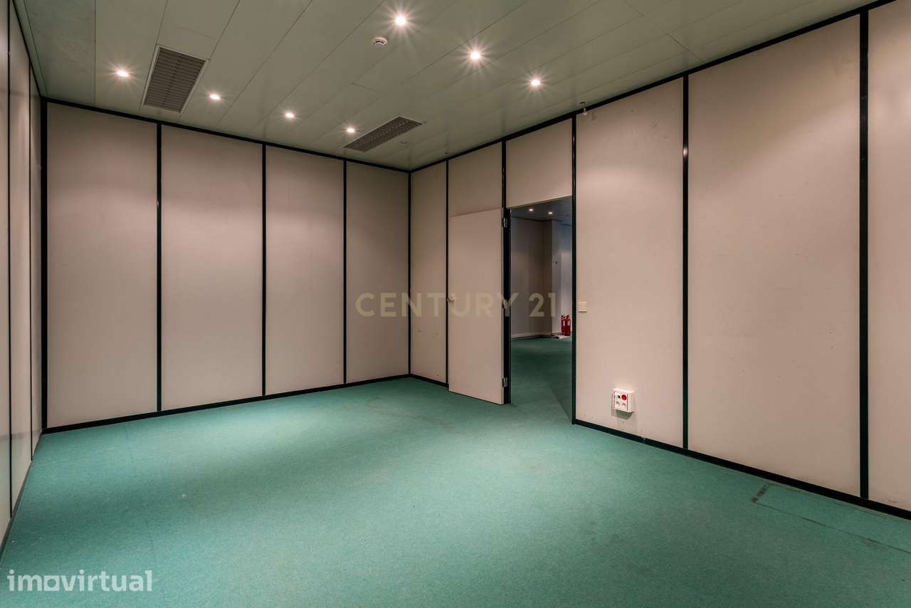 Armazém em Santa Iria de Azoia, Loures - 450m² por 3800€ - Grande imagem: 3/17