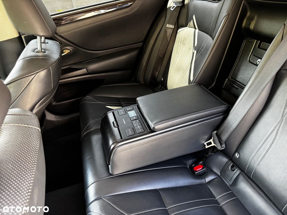 Lexus ES 300h Omotenashi - 20