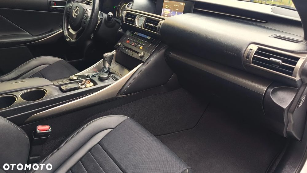 Lexus IS 300h F Sport - 6