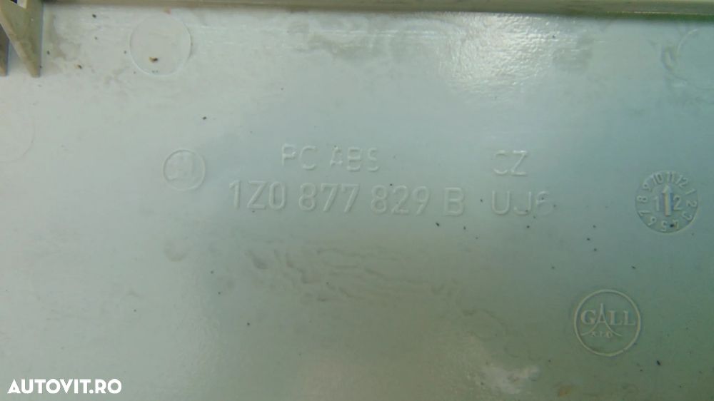 Becuri plafoniera,capac plafon Skoda Rapid an 2014 - 5