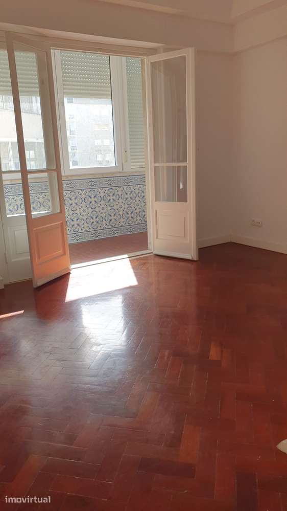 Arrendamento de apartamento T2 na Rua Afonso Lopes Vieira, 58 - Grande imagem: 2/10