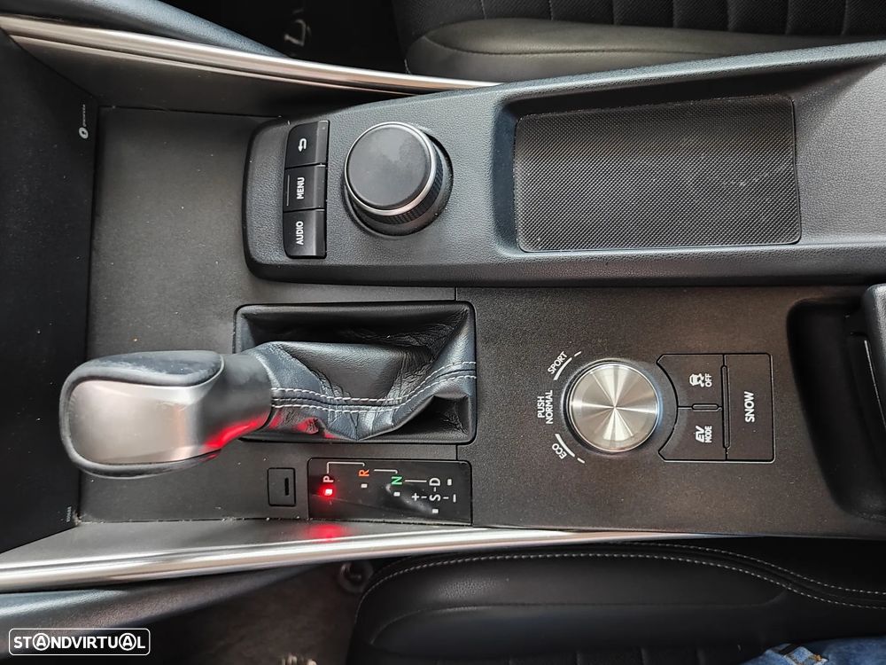 Lexus IS 300H Sport Edition - 35