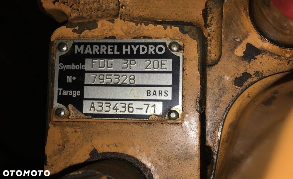 Rozdzielacz hydrauliczny z maszyny CASE - 6
