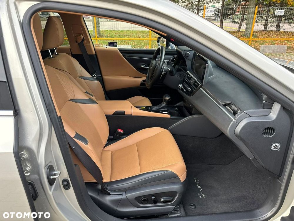 Lexus ES 300h Business Edition - 15