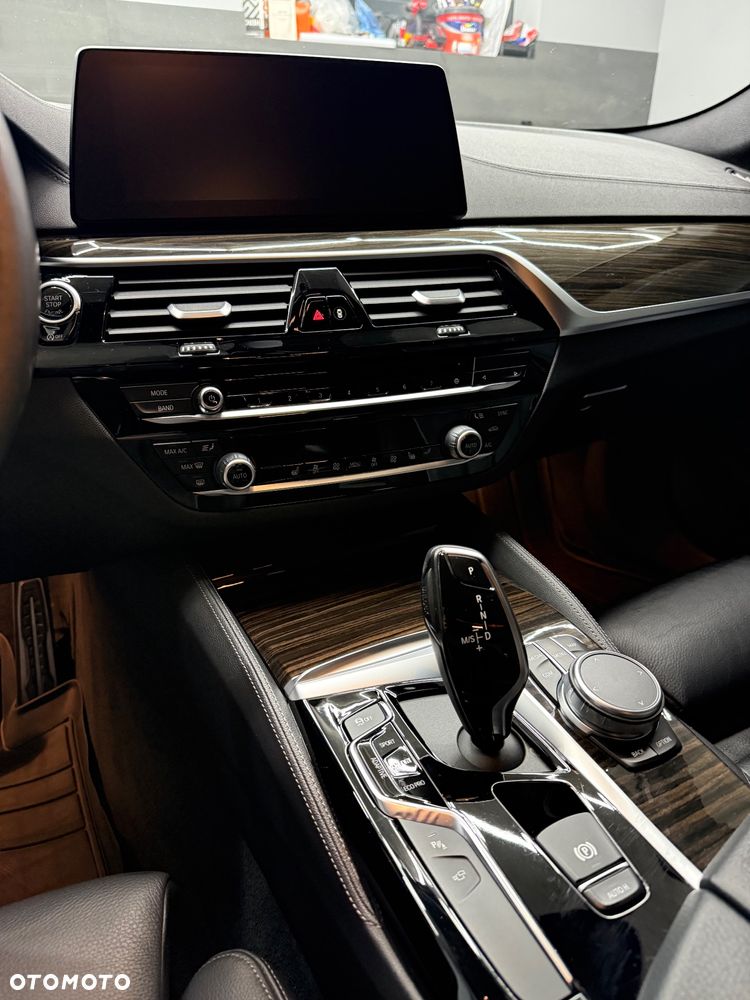 BMW Seria 5 M550i xDrive - 6