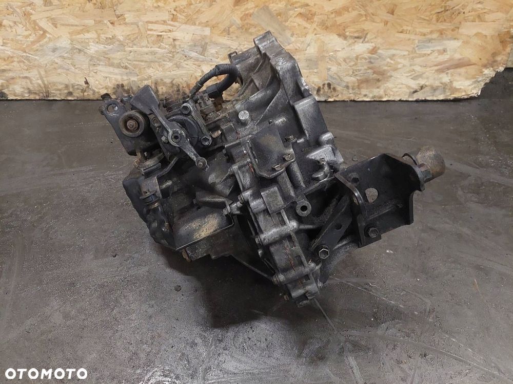 SKRZYNIA BIEGÓW TOYOTA COROLLA VERSO II 2.0 D4D - 2