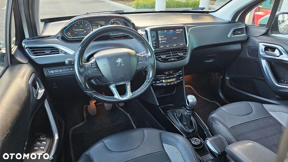 Peugeot 2008 1.2 Pure Tech Allure S&S - 16