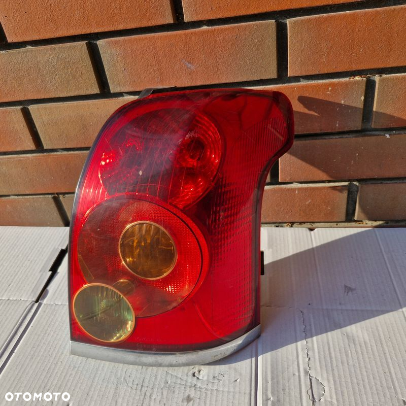 Lampa prawa tylna Toyota Avensis T25 kombi - 2