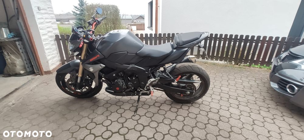 Suzuki GSR - 2