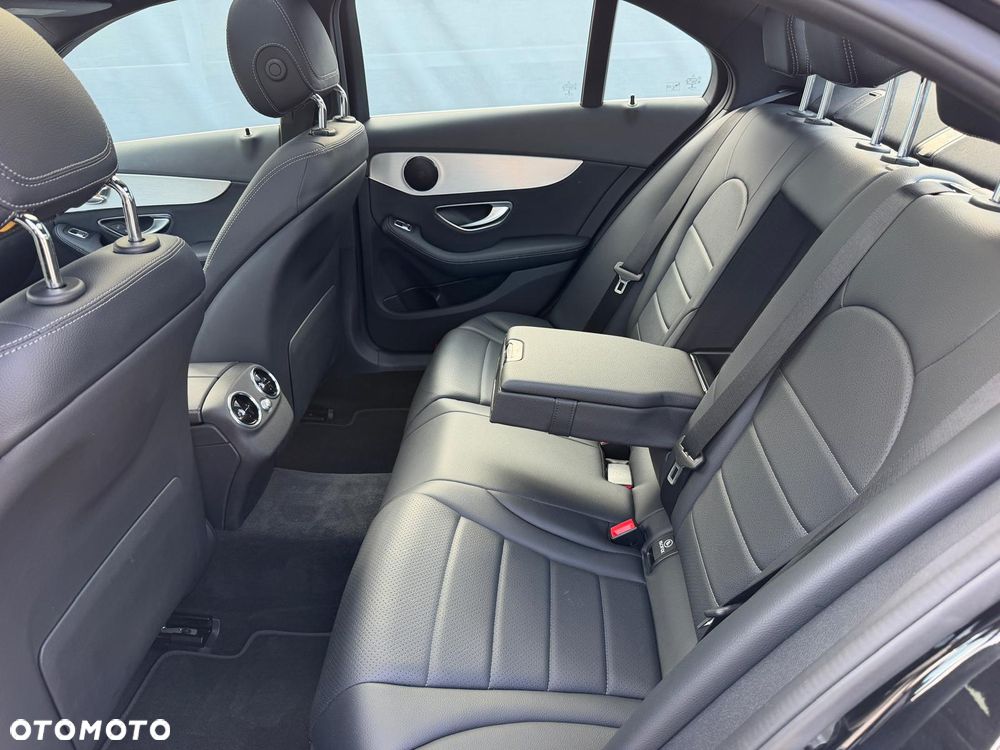 Mercedes-Benz Klasa C 300 7G-TRONIC AMG Line - 28