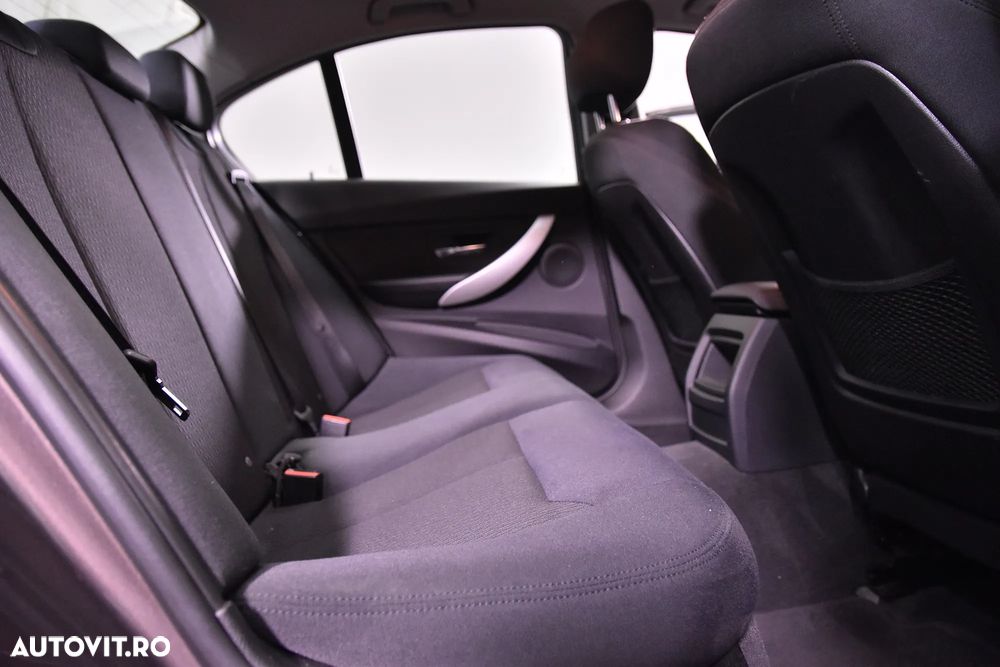 BMW Seria 3 320i Aut. - 12