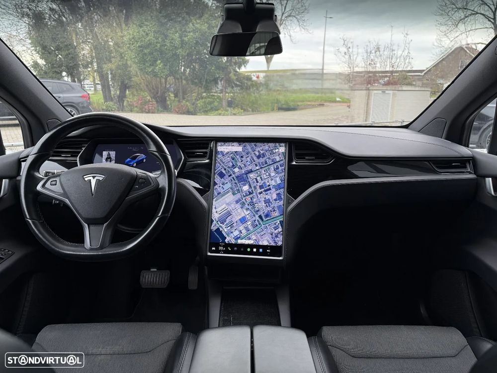 Tesla Model X - 13