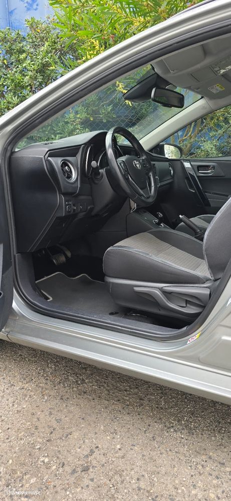 Toyota Auris Touring Sports 1.8 HSD Comfort+P.Sport - 12