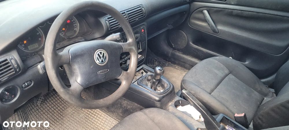 Volkswagen Passat 1.6 Comfortline - 16