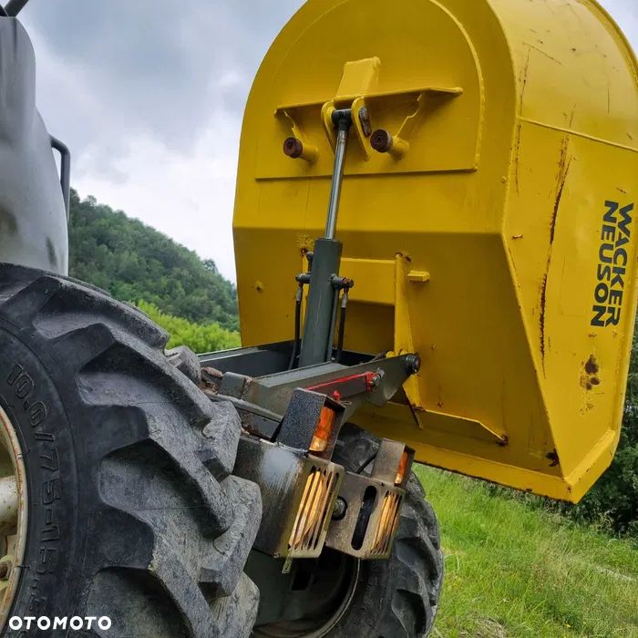 Wacker Neuson 1501 Wozidło 4x4  Budowlane-Ogrodnicze-rolnicze. Transporter 1,5 tony o bardzo małych gabarytach. Obrotowa Paka. Maszyna jak Nowa Pochodzi z gospodarstwa Norweskiego! Zaledwie 1000mtg. Rok 2016. Serwisowana w DEKRA Norweska BMWT. Ani Deka Luzów i wycieków. Mała zgrabna maszyna. Moc i wydajność Potężna. Komfort pracy. Napęd HYDROSTATIC. OKAZJA Silnik Yanmar 3 cyl. - 11
