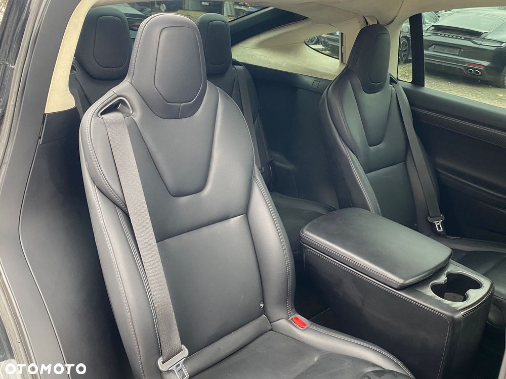 Tesla Model X - 21