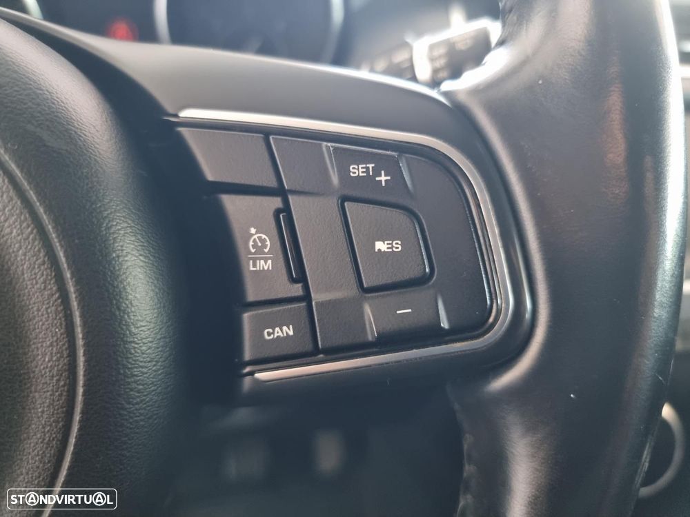 Jaguar E-Pace 2.0 i4D R-Dynamic S - 29