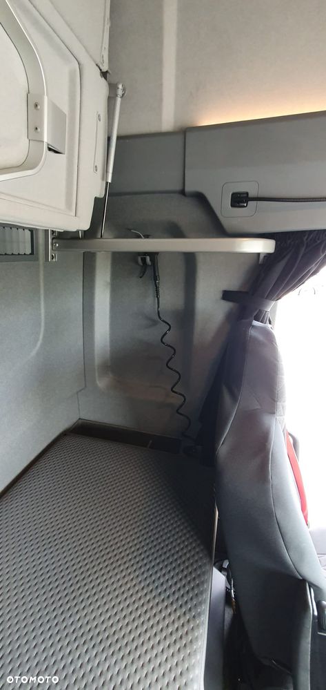 Renault T HIGH 4X2 13L E6 High Sleeper cab + ADR - 16