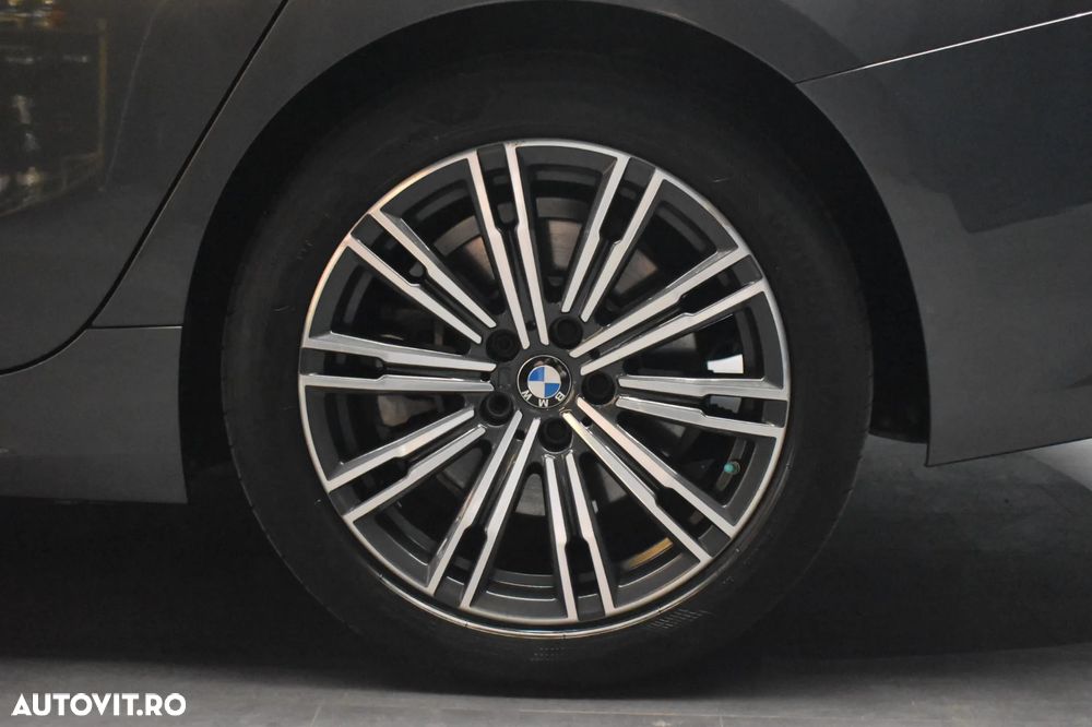 BMW Seria 3 330i Aut. Sport Line - 24