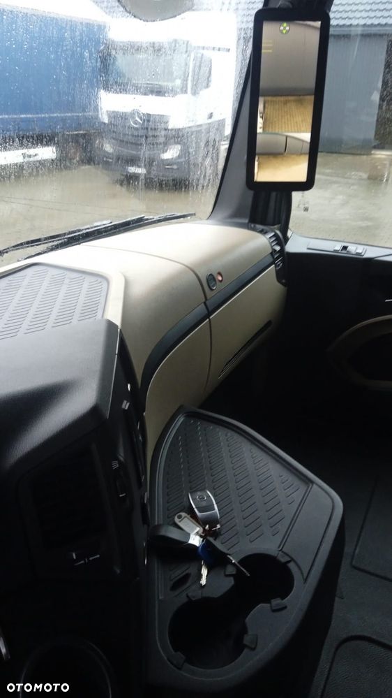 Mercedes-Benz 1845 - 6