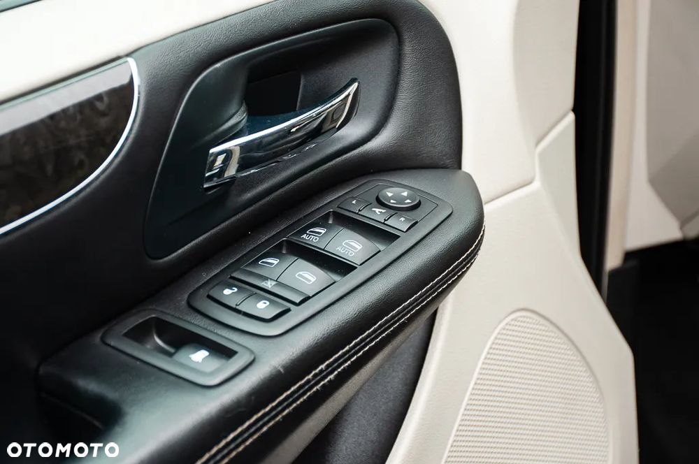 Lancia Voyager 3.6 Platinum - 37