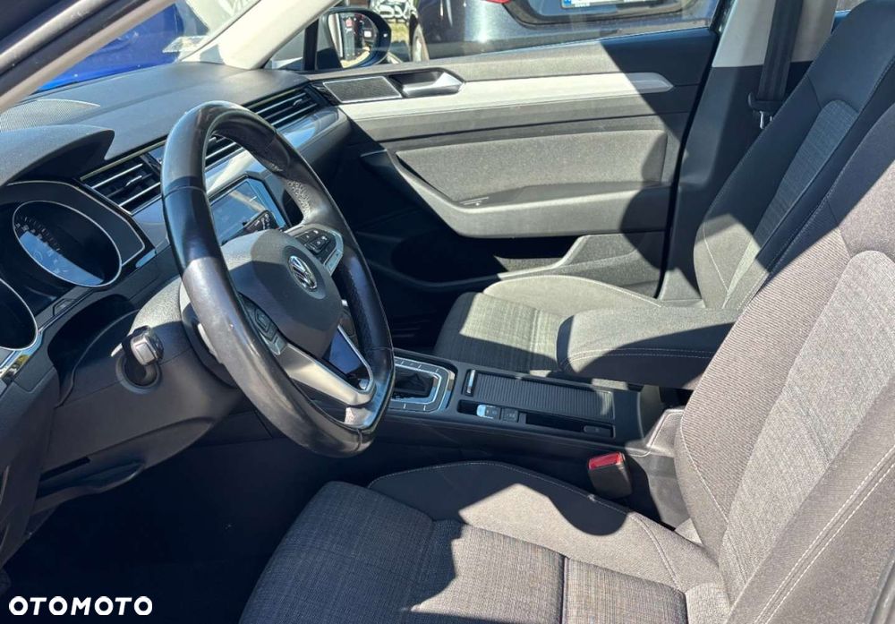 Volkswagen Passat - 12