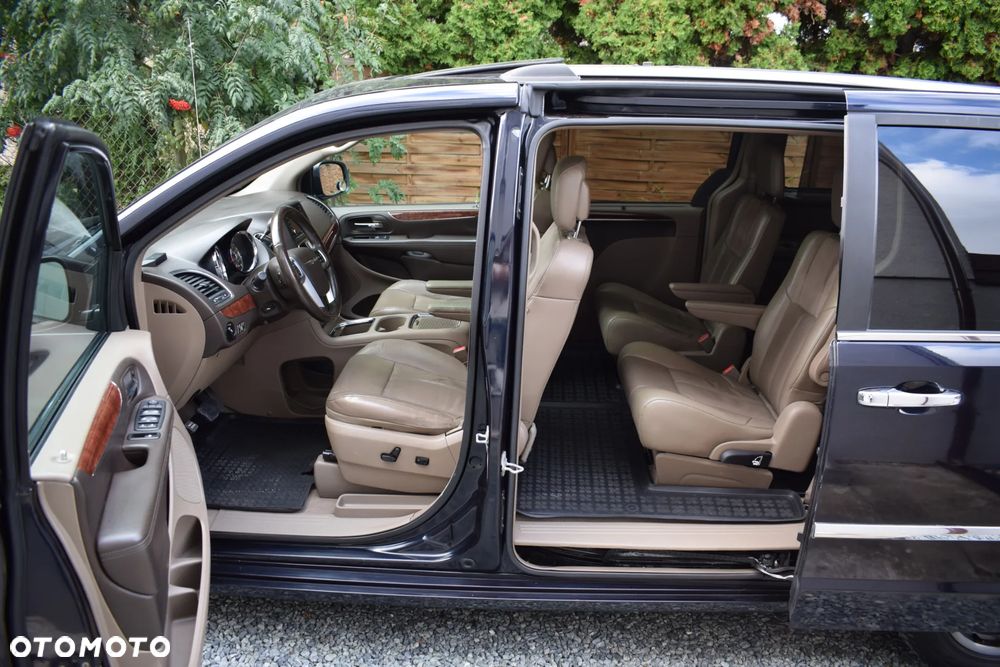Chrysler Town & Country 2011 photo 4