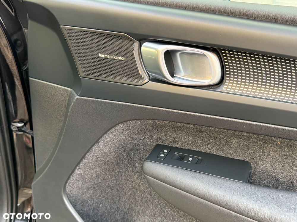 Volvo XC 40 B3 B DKG Ultra Black Edition - 35