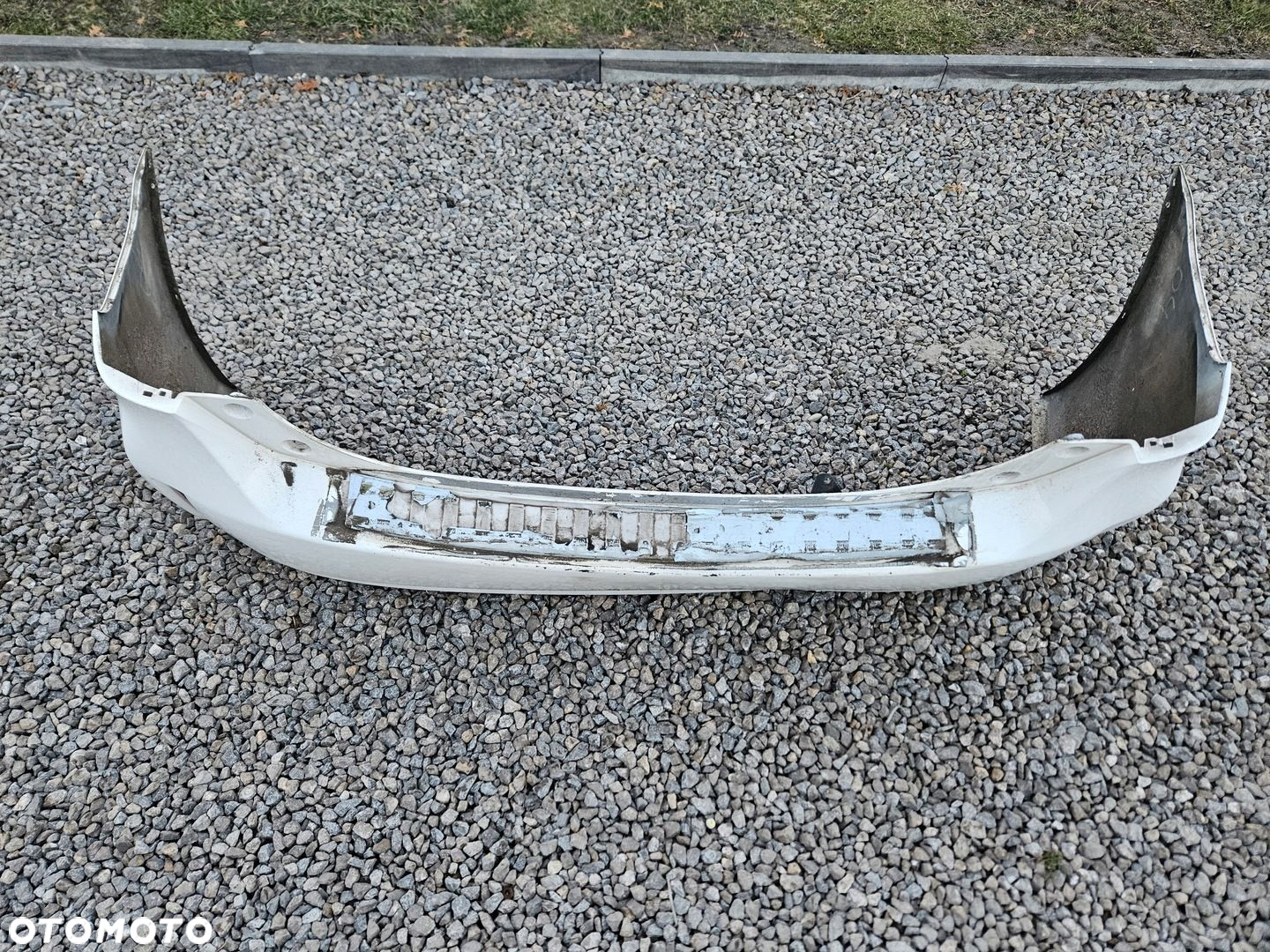 Toyota PRIUS PLUS zderzak tylny tył 040 - 8