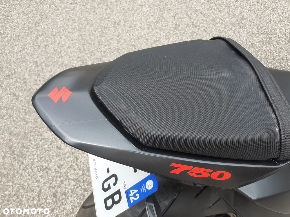 Suzuki GSR - 12