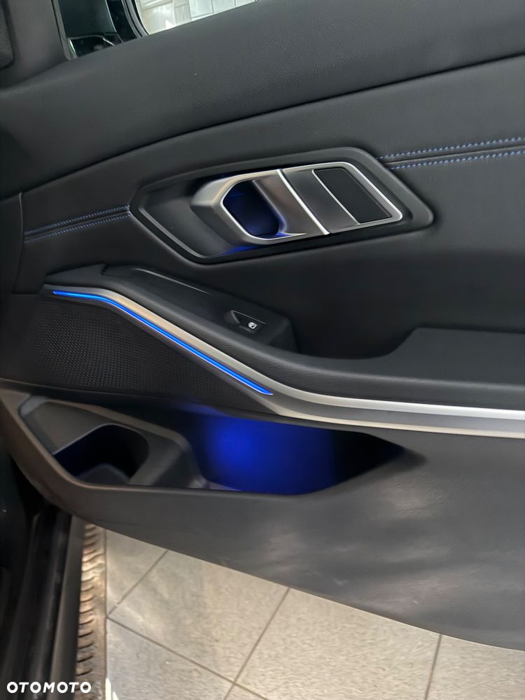 BMW Seria 3 320d xDrive mHEV - 28