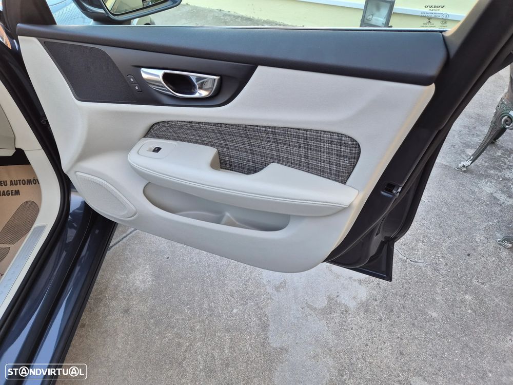 Volvo V60 2.0 D3 Momentum Plus - 39