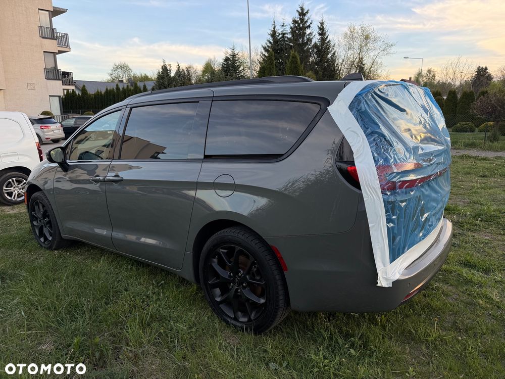 Chrysler Pacifica - 16