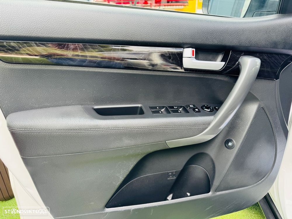 Kia Sorento 2.0 CRDi TX Tecto Panorâmico - 28